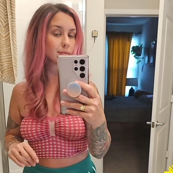 Meet your Posher! - Picture 1 of 4